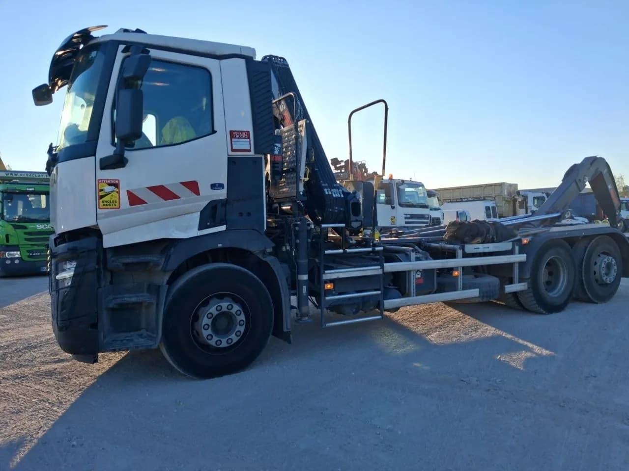 Camion Ampliroll T-K TRANSPORTS, vue de profil complète