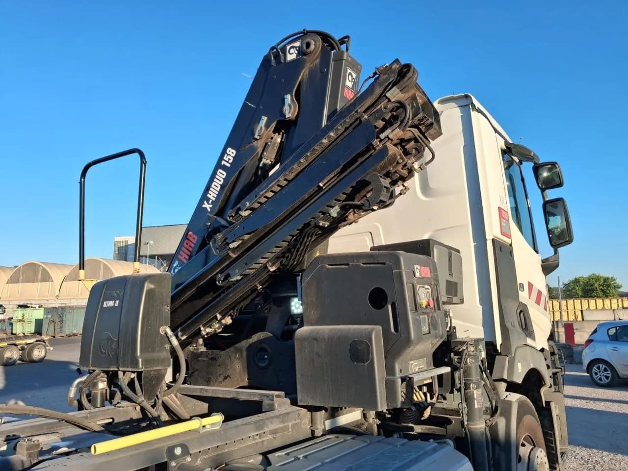 Bras de grue replié sur un camion T-K TRANSPORTS, ciel bleu